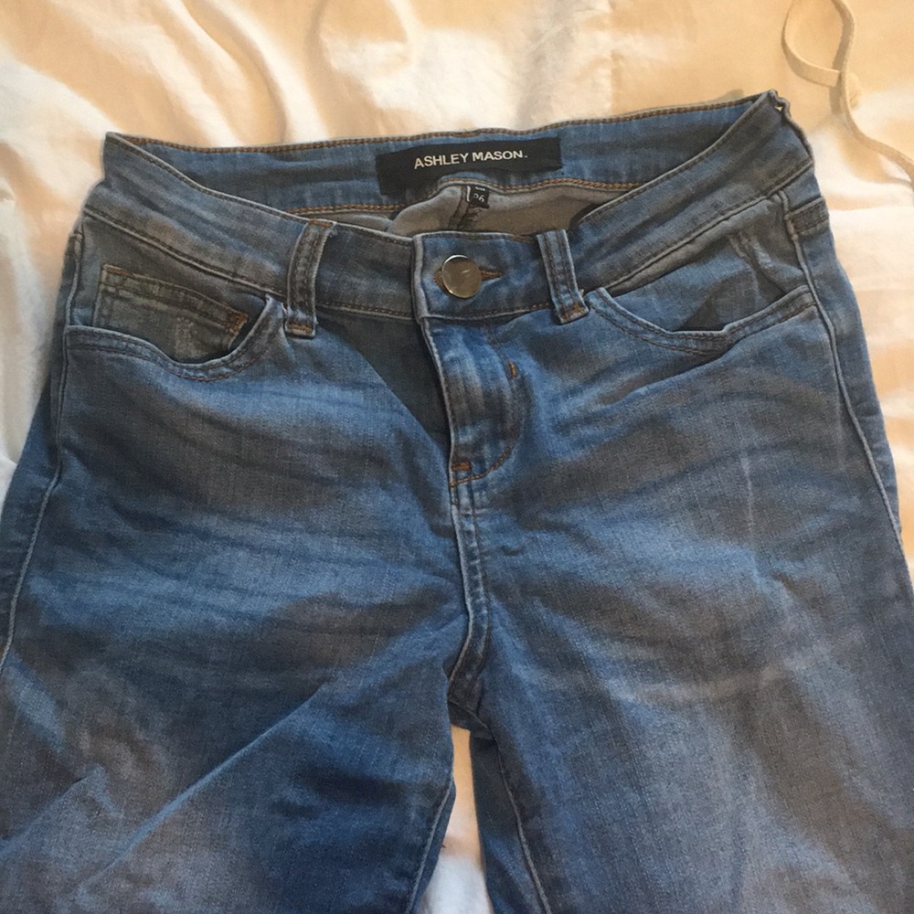 Light wash ripped knee Ashley Mason jeans